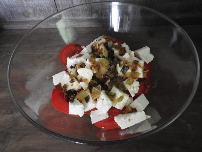Tomatensalat mit Tomatendressing &amp; Fetawürfeln - tinaliestvor