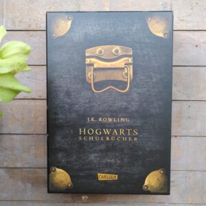 J.-K.-Rowling-Hogwarts-Schulbuecher-1-1